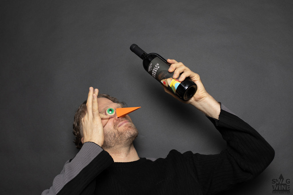 Sangiovese Riserva Pandolfo von La Pandolfa aus der Emilia Romagna- Sven von Swagwine mit Glotzauge und Pappnase begutatchtet die Weinflasche