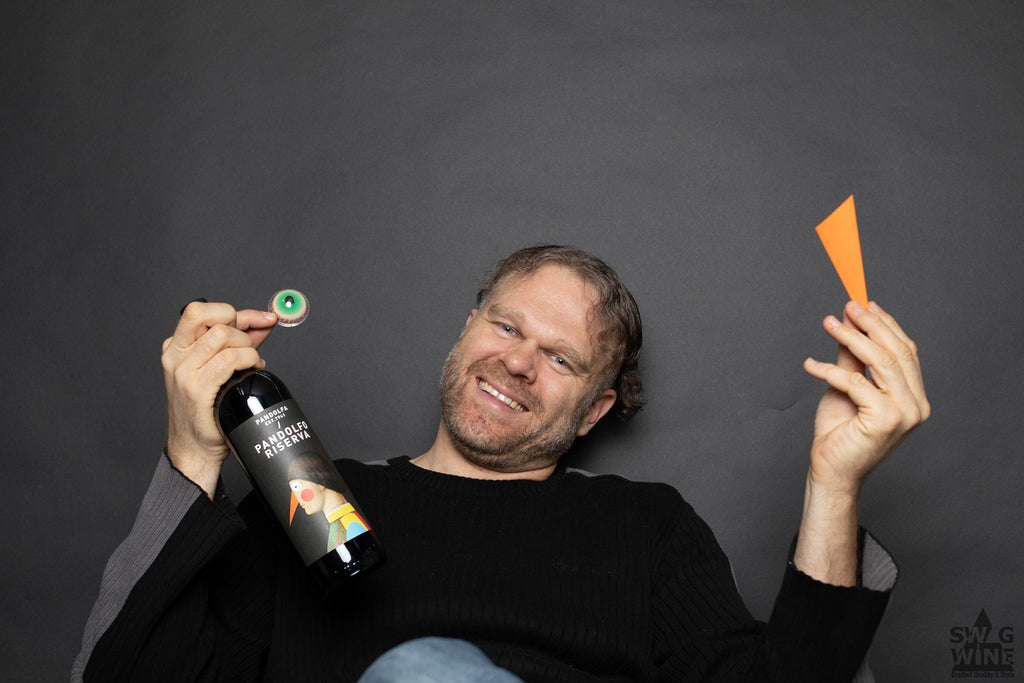 Sangiovese Riserva Pandolfo - Sven von Swagwine fröhlich mit Weinflasche in der Hand