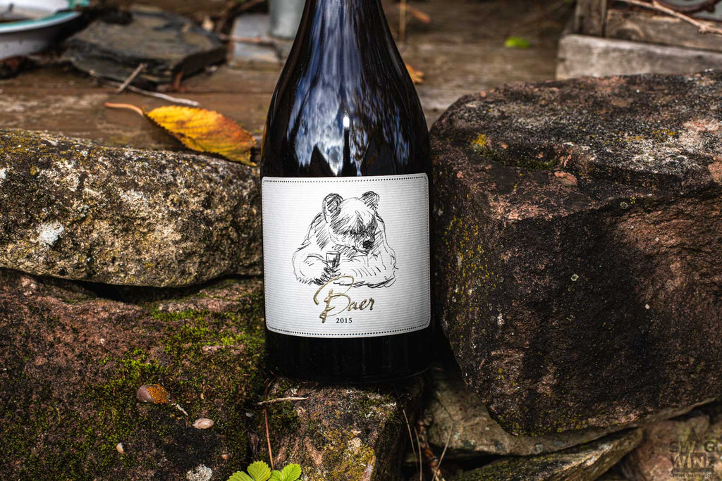 Sauvignon Blanc Baer von Oliver Zeter aus der Pfalz - Weinflasche zwischen Sandstein