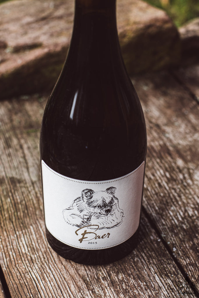 Sauvignon Blanc Baer von Oliver Zeter aus der Pfalz - Weinflasche auf Holzbrettern