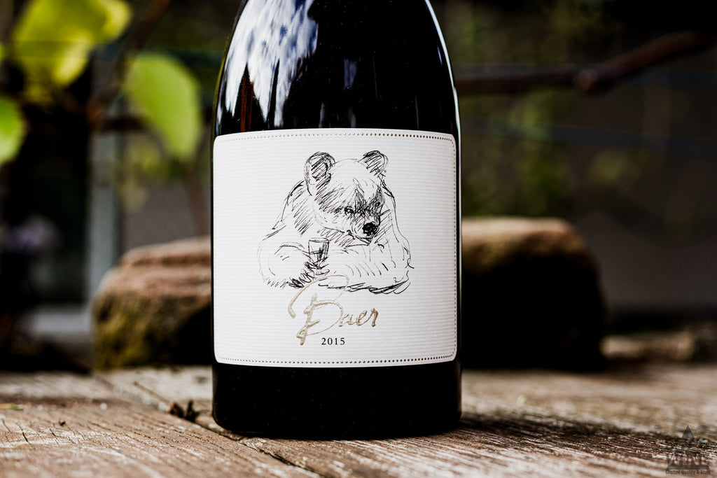 Sauvignon Blanc Baer von Oliver Zeter aus der Pfalz - Weinflasche auf Holzboden