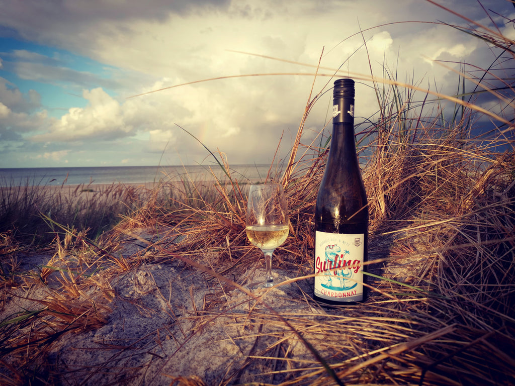 Surfing Dino Chardonnay von Bergdolt-Reif und Nett aus der Pfalz - Flasche in Düne an der Nordsee