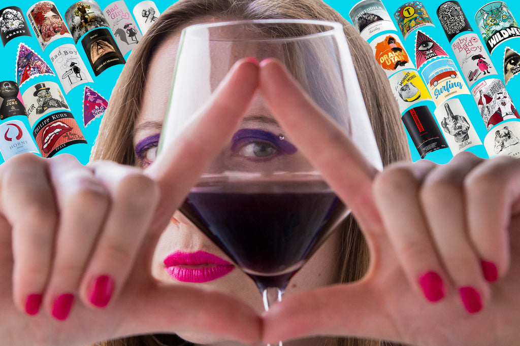 Swagwine onlineshop für Wein Hauptbild mit Frau Weinglas Dreieck - das Auge trinkt mit und vielen Etiketten