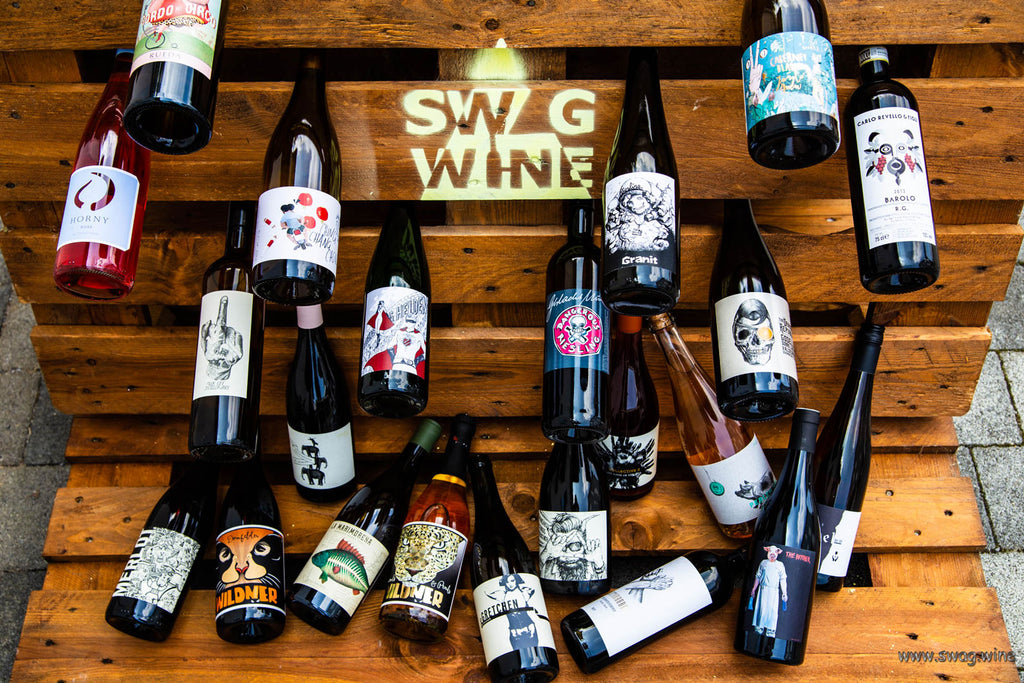 Mehrere Weinflaschen von Swagwine mit modernem Design auf einer Palette 