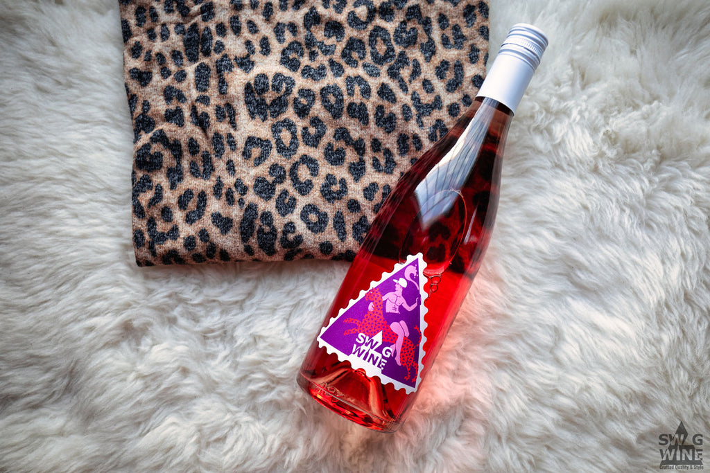 Swagwine Selection Rose Weinflasche mit Leopard auf Fell mit Leoparden Stoff
