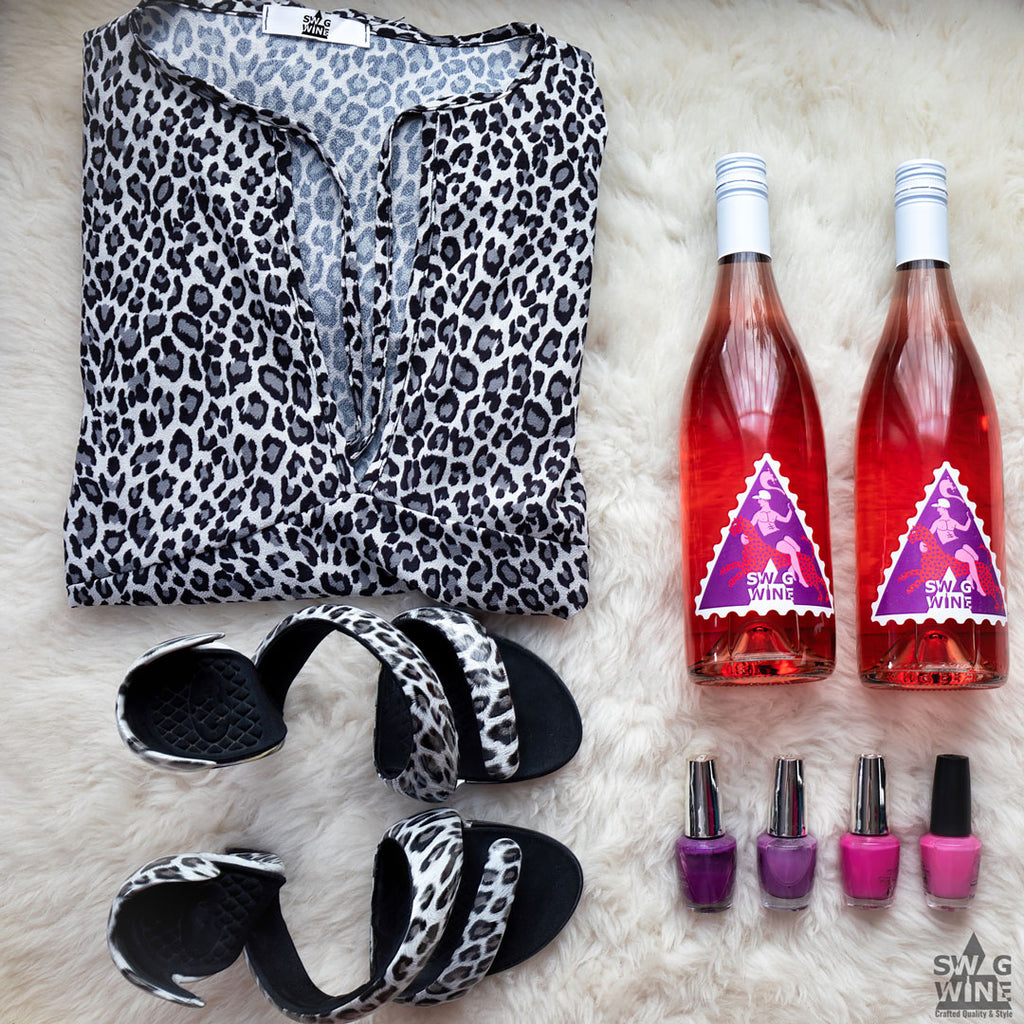 Swagwine Selection Rosé Weinflasche mit Fashion Outfit in Leopardenmuster und Nagellack