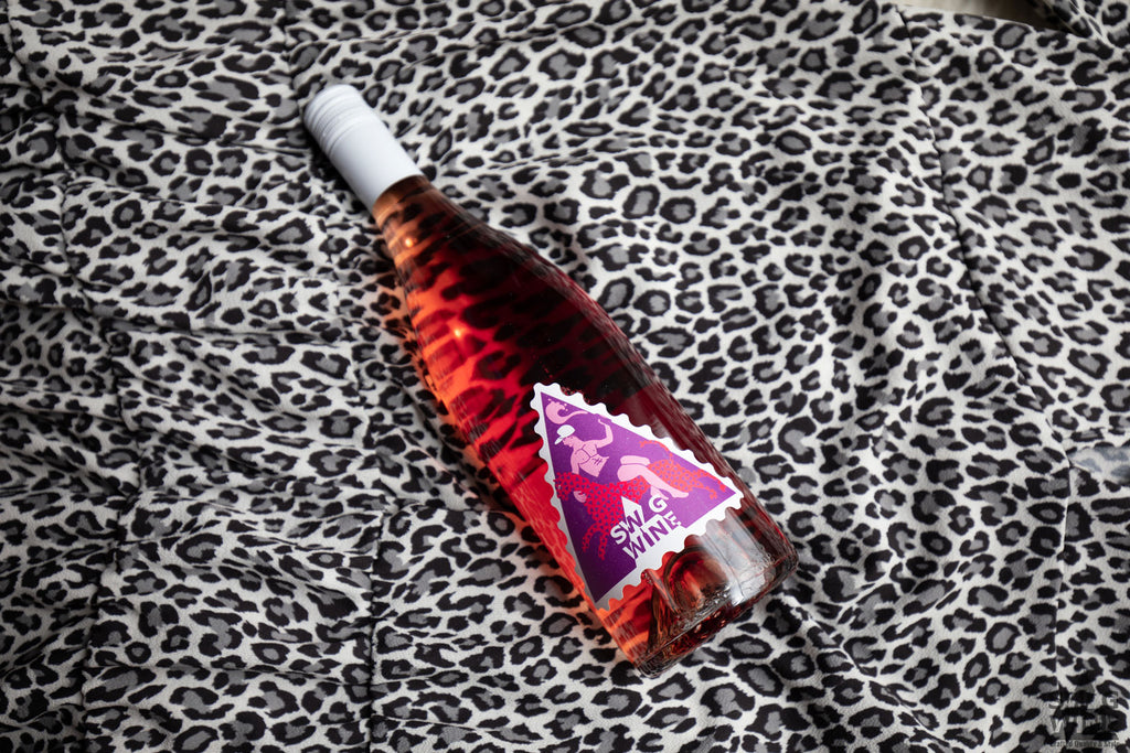 Swagwine Selection Rosé Weinflasche auf Leopardendecke