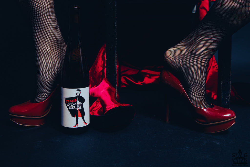 Transsylvaner Weißwein aus Silvaner von Andreas Durst und Swagwine - Weinflasche mit Vampir zwischen Männerbeinen in Netzstrümpfen und Highheels