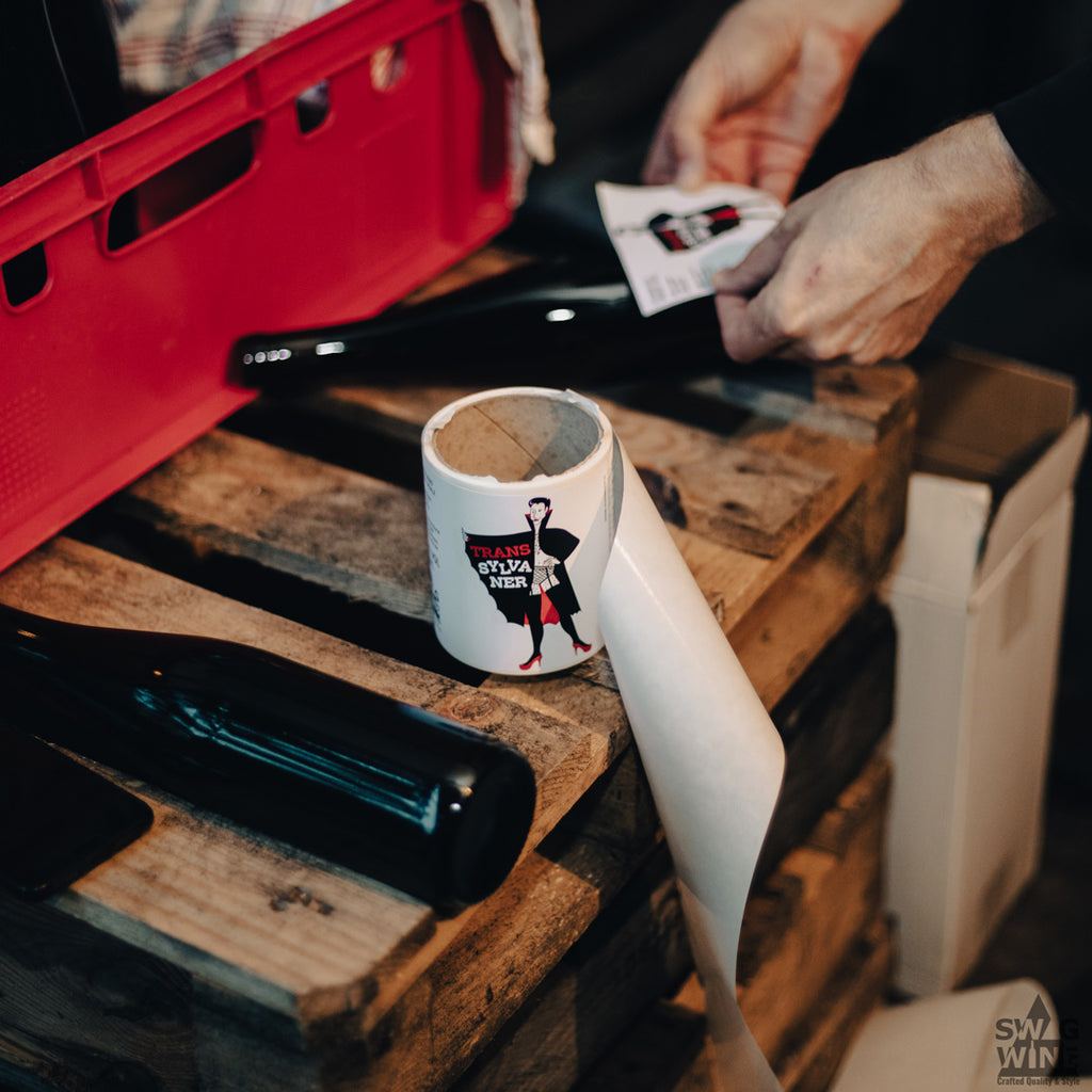 Rolle mit Etiketten des Transsylvaner Weins von Swagwine und Andreas Durst - manuelle Ausstattung