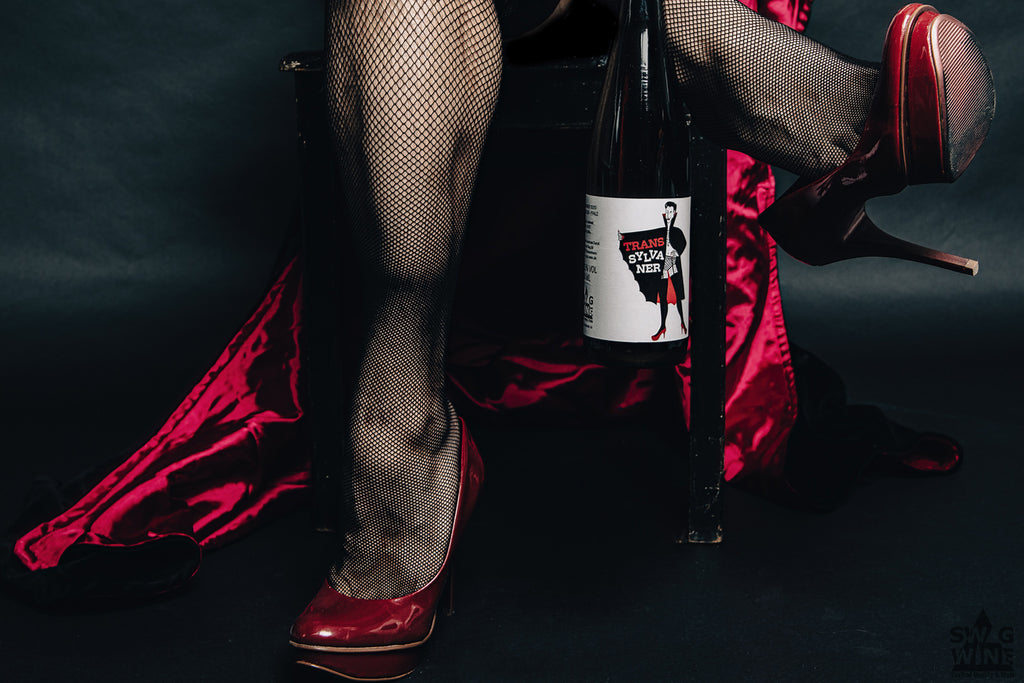 Transsylvaner Silvaner von Swagwine und Andreas Durst Weißwein mit Trans Vampir mit Männerbeinen in Netzstrümpfen und Highheels