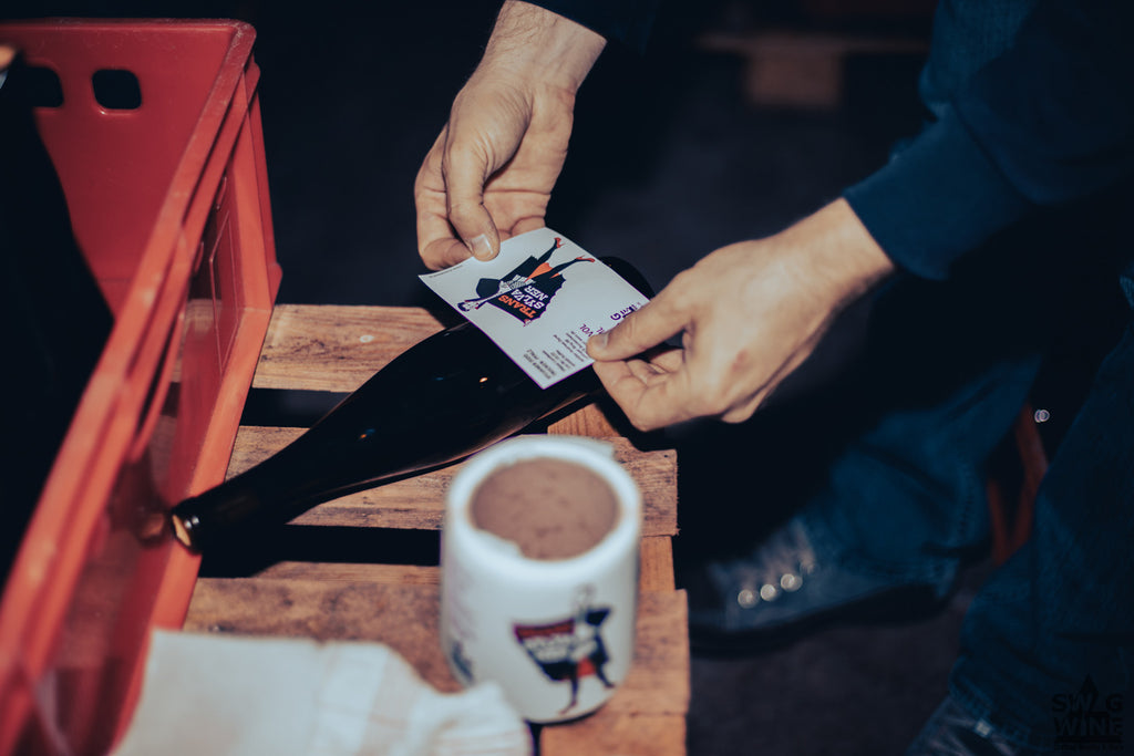 Transsylvnaer Weißwein von Andreas Durst und Swagwine - Weinflasche wird per Hand etikettiert