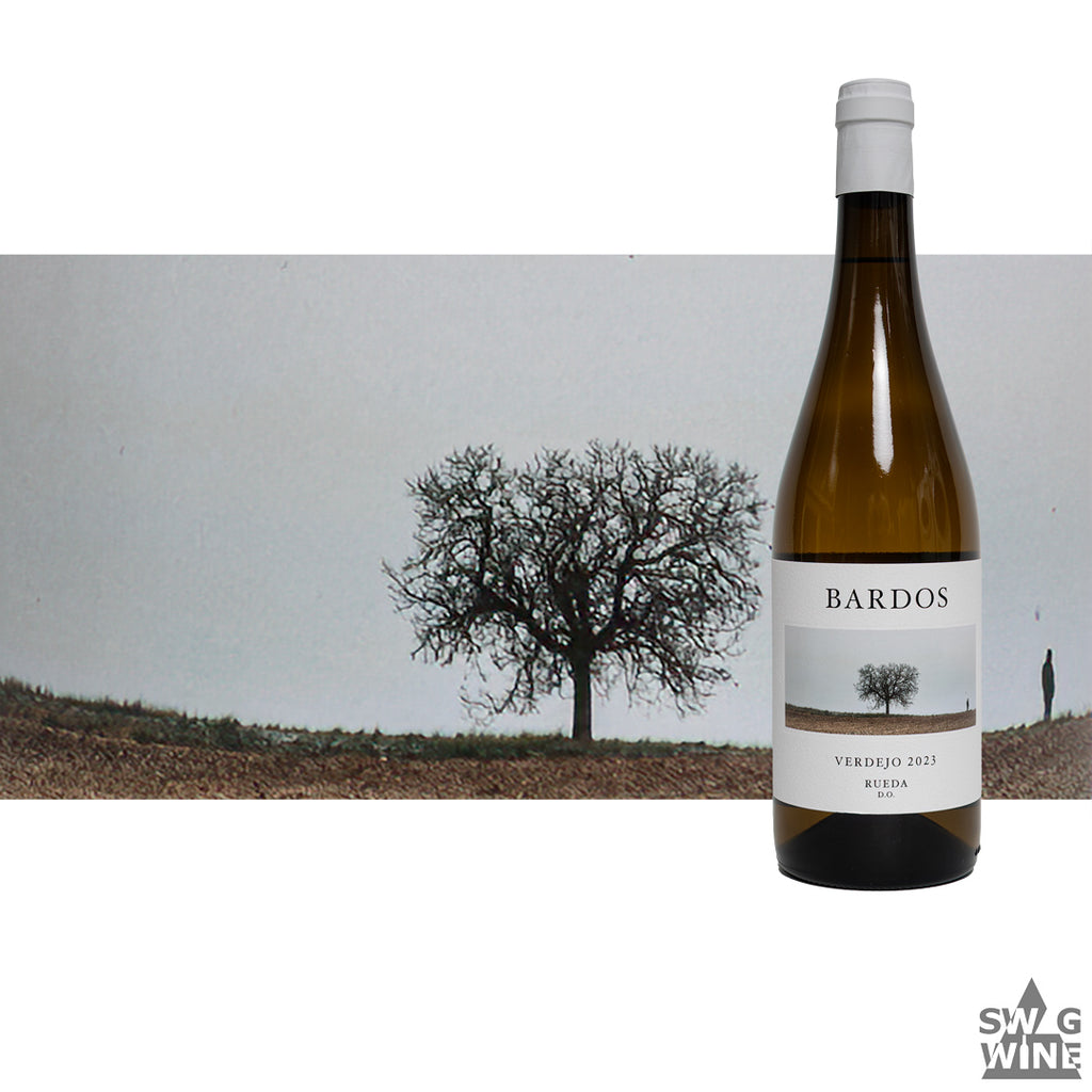 Verdejo 2023 von Bodegas Bardos aus der Region Rueda D.O. - Flasche spanischer Weißwein vor Baum