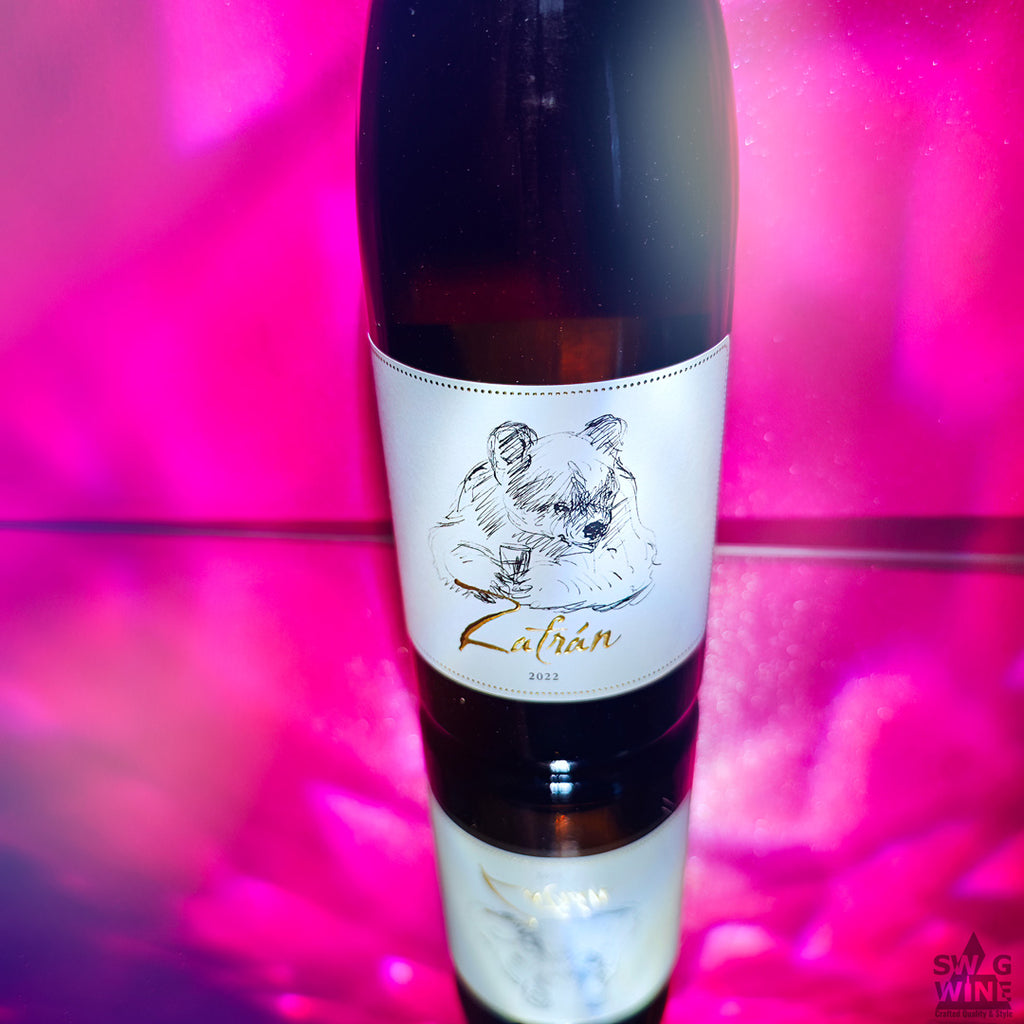 Viognier Zafran - weltklasse Weißwein von Oliver Zeter aus der Pfalz - Flasche vor roas Hintergrund mit Spiegelung