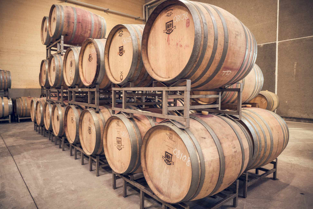 Weinfässer im Weinkeller des Weingut Bergdolt-Reif und Nett in der Pfalz