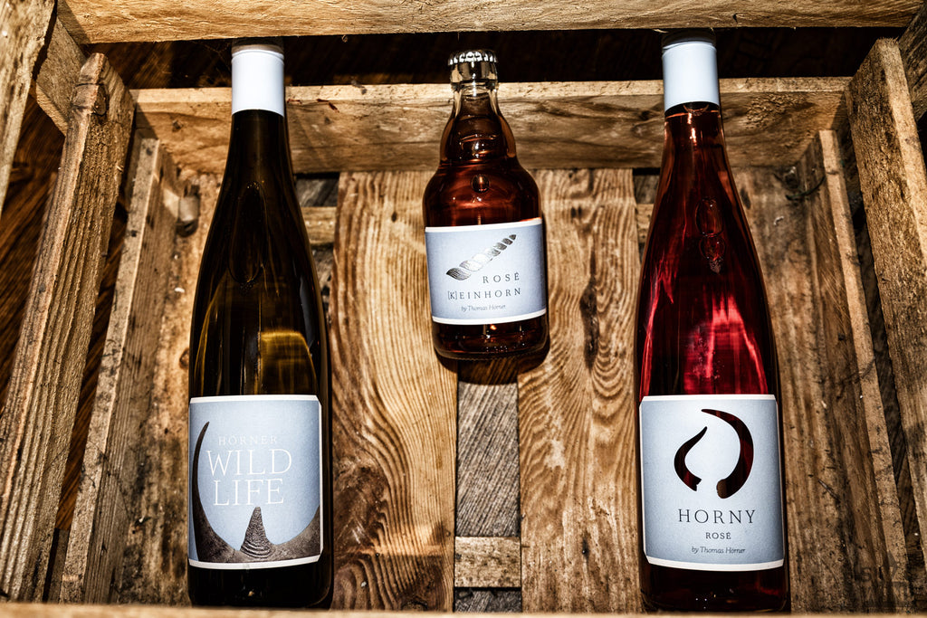 Drei Flaschen von Weingut Hörner - Hainbachhof, Pfalz. Weißwein-Cuvée Wild Life, alkoholfreier Traubensaft (K)Einhorn und Horny Rosé-Wein