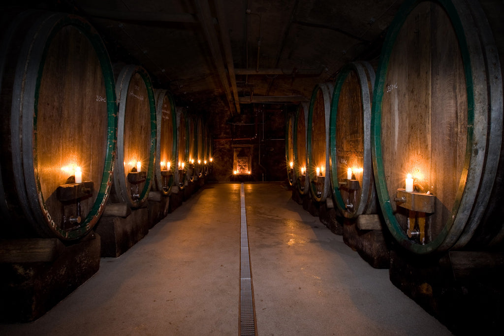 Weinkeller mit großen Holzfässern und Kerzen Swagwine Weingut Heinrich Spindler Markus Lola Forst Riesling Ungeheuer Pechstein Pfalz 
