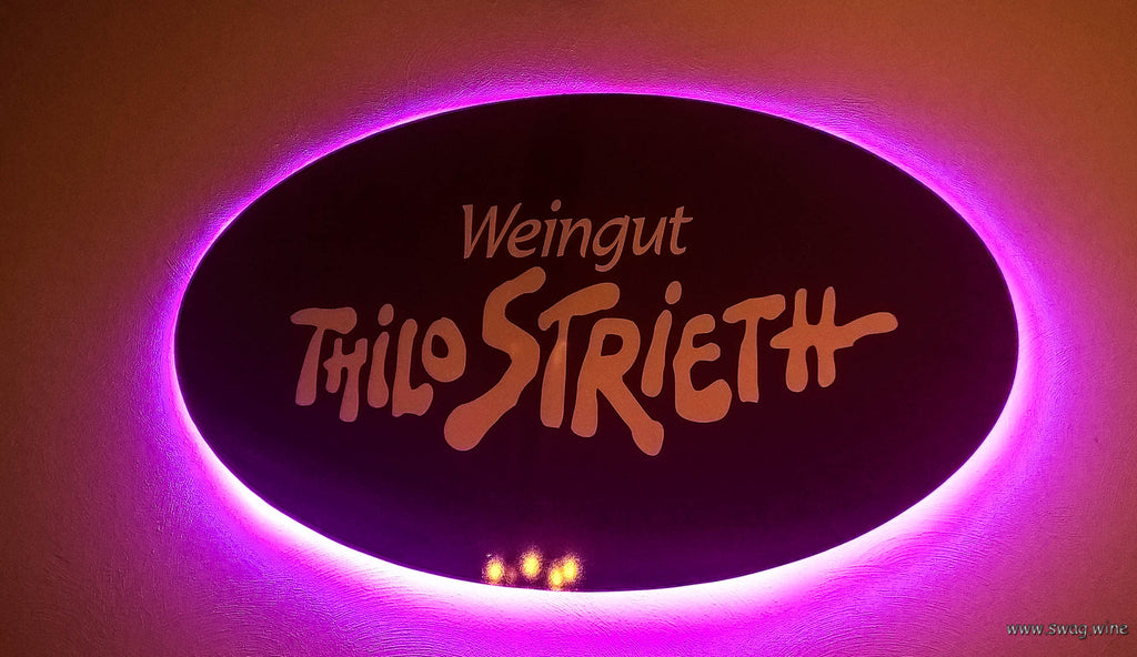 Ovales Schild mit Schriftzug Weingut Thilo Strieth mit Hintergrundbeleuchtung