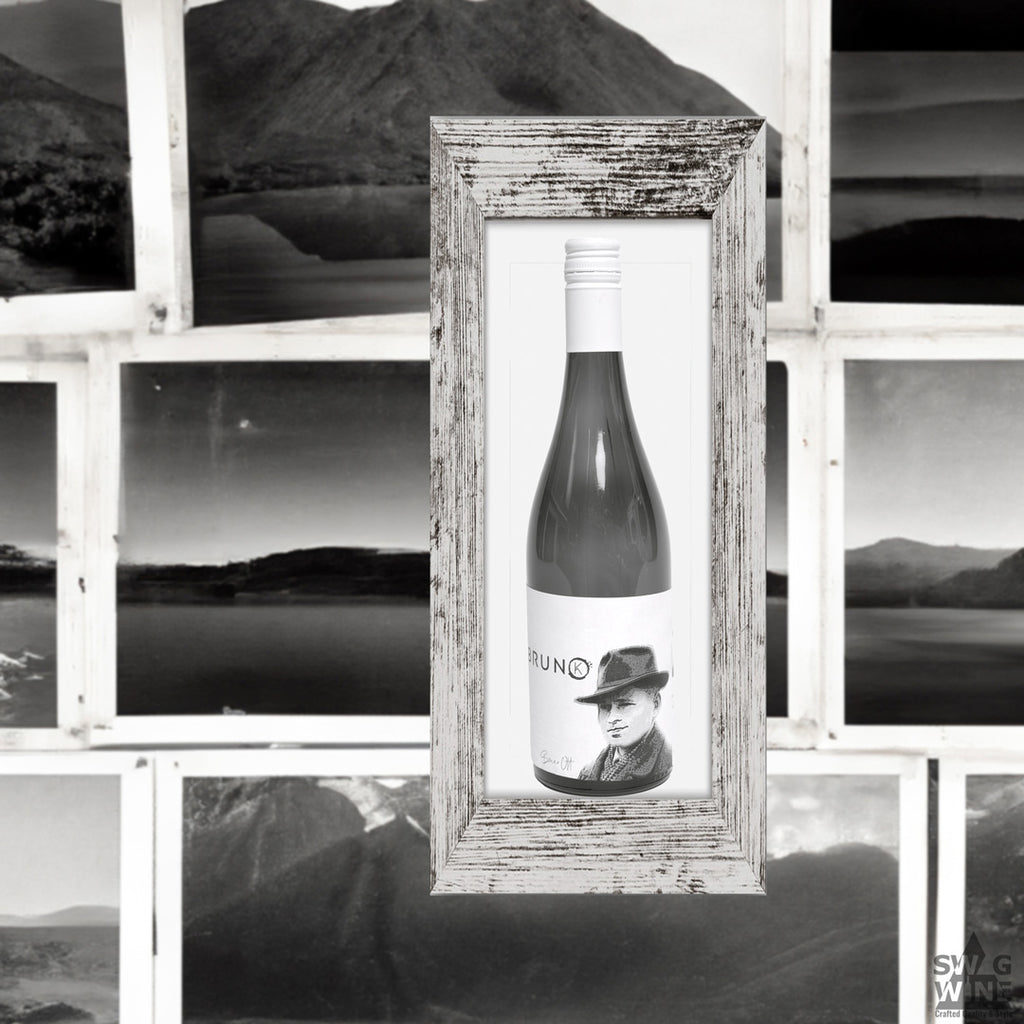 Weißwein Bruno von Kuhn Weine aus Baden - Flasche im Bilderrahmen vor mehreren Naturbildern in schwarz-weiß