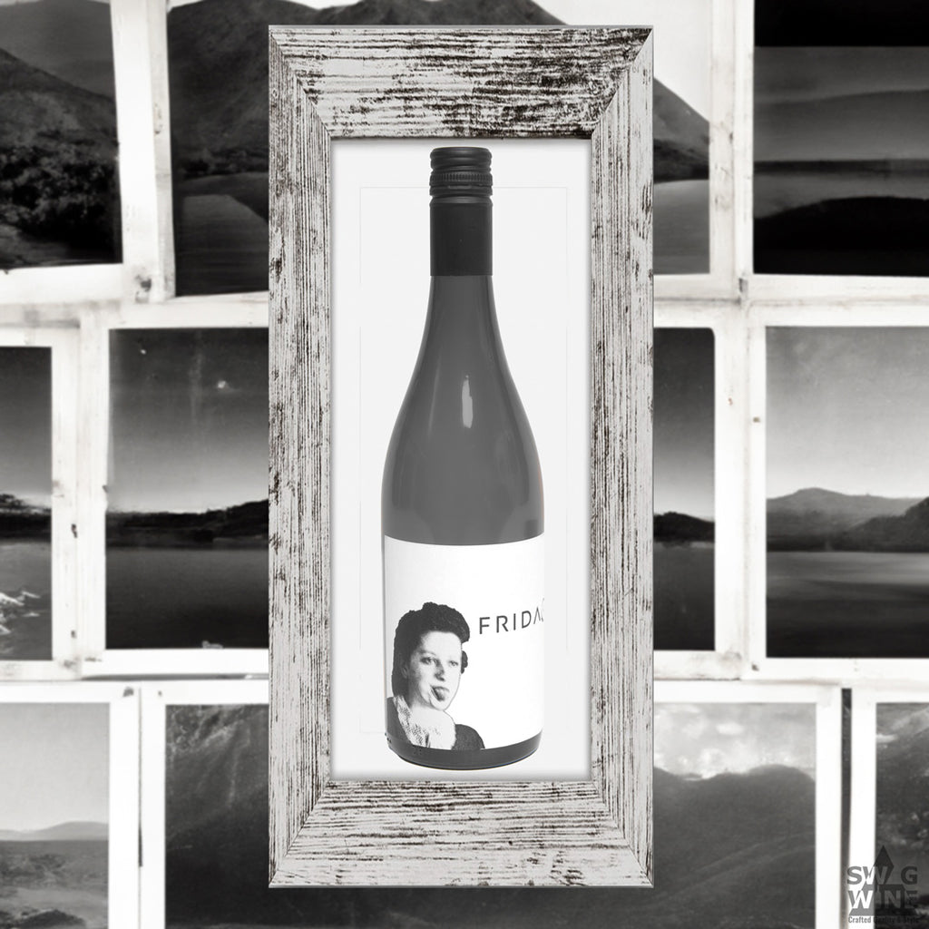 Weißwein Frida von Kuhn Weine aus Baden - Flasche in Bilderrahmen vor Fotos in schwarz-weiß