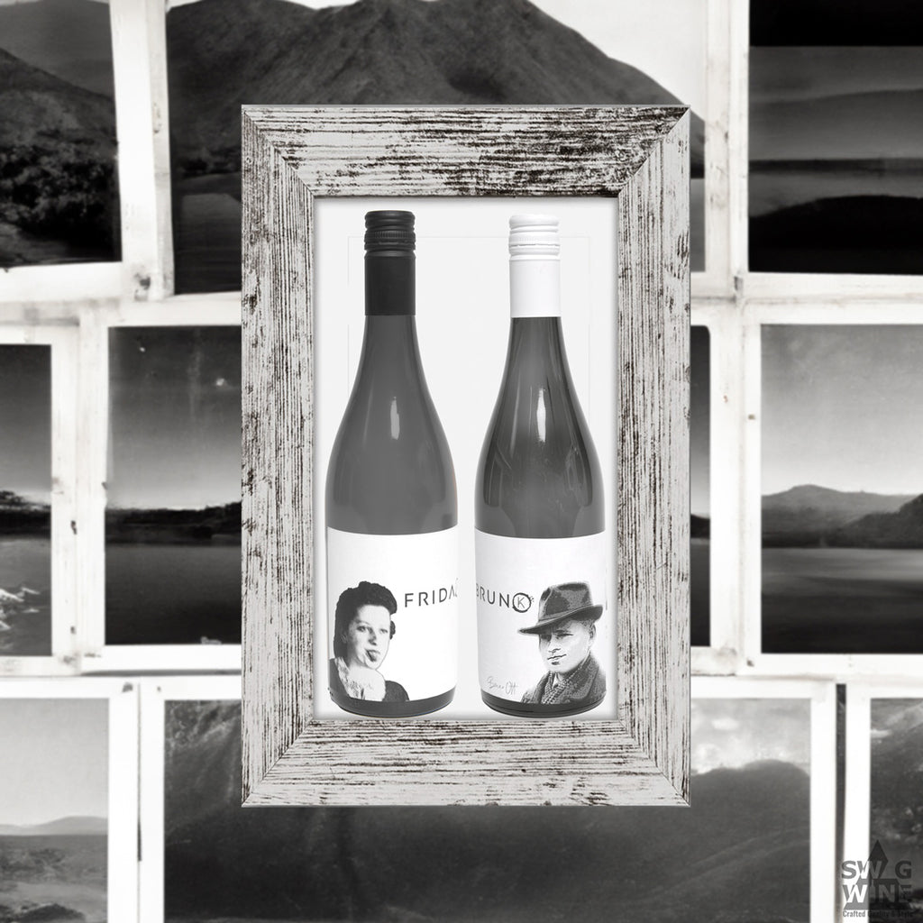 Weißweine Frida und Bruno von Kuhn Weine in Baden - Weinflaschen im Bilderrahmen vor mehreren Fotos in schwarz-weiß