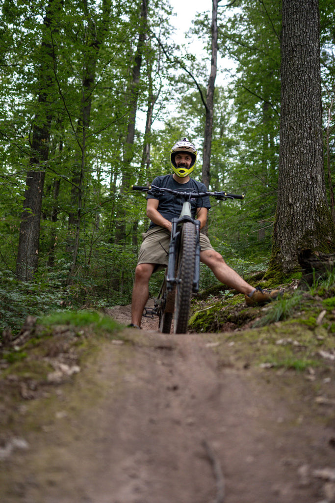 Winzer Christoph Golter beim Downhill Mountainbiken im Wald