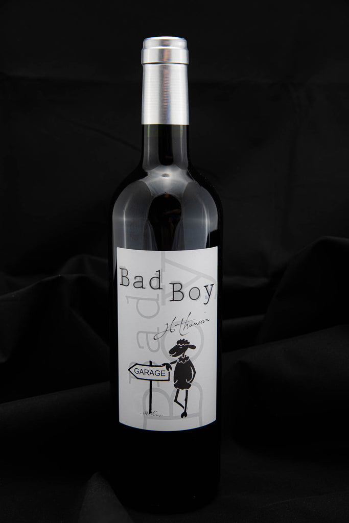 Flasche des Bad Boy Bordeaux von Thunevin (Chateau Valandraud) mit schwarzem Schaf und Schild mit Aufschrift Garage.