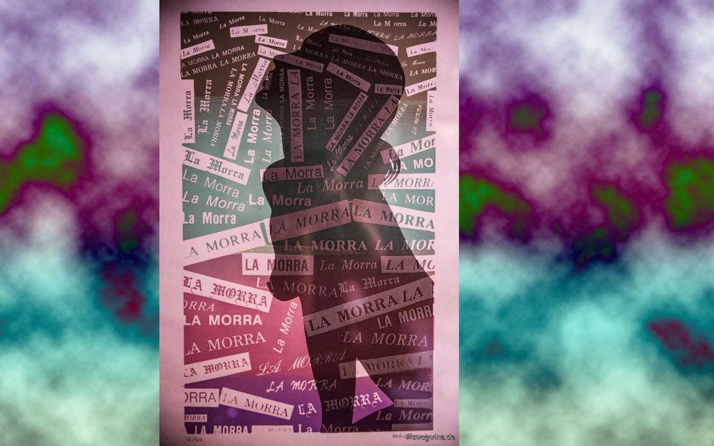Poster mit einer Frau und der Schrift La Morra in verschiedenen Schriftarten, das im Weingut Cascina del Monastero hängt.