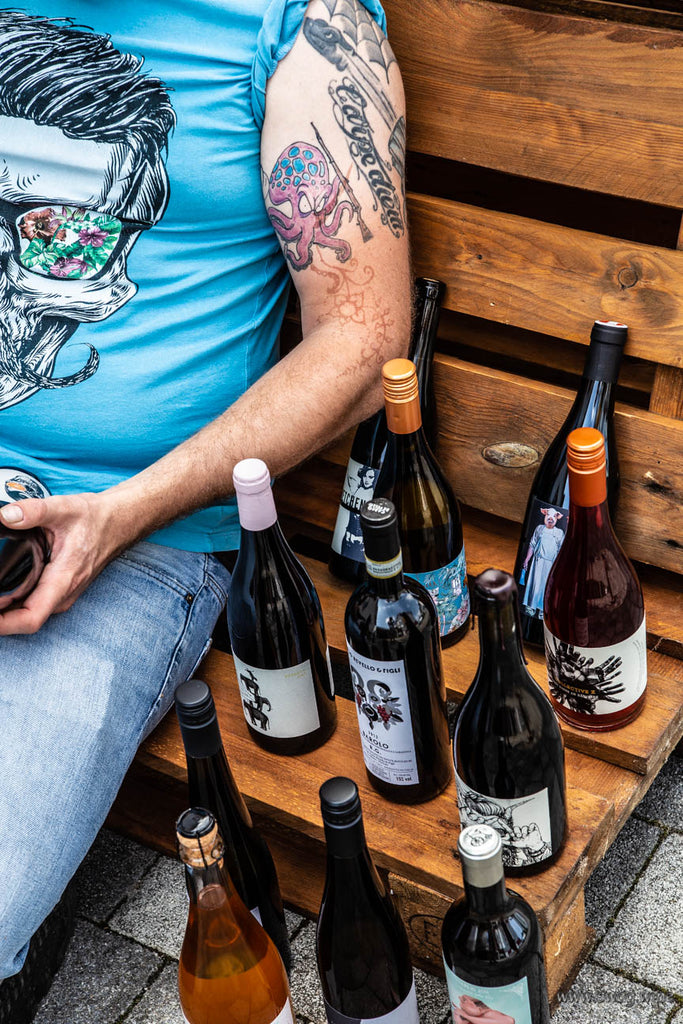 Swagwine Weinabo Bild eines Kunden der mit seinen erworbene Flaschen auf einer Palette sitzt