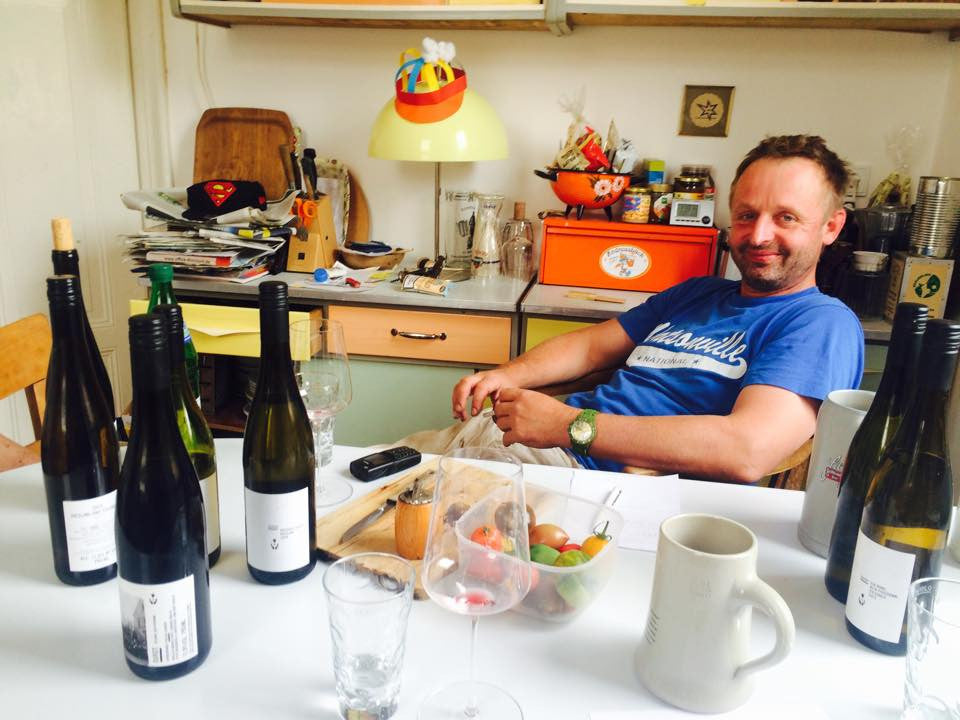 Andreas Durst - Winzer bei einer Weinprobe mit Swagwine in seiner Küche in der Pfalz Pfalz