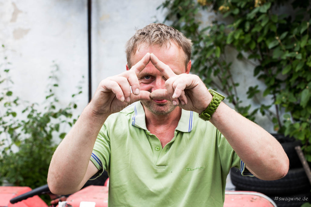 Andreas Durst - Winzer zeigt das Swagwine-Zeichen - das Auge trinkt mit