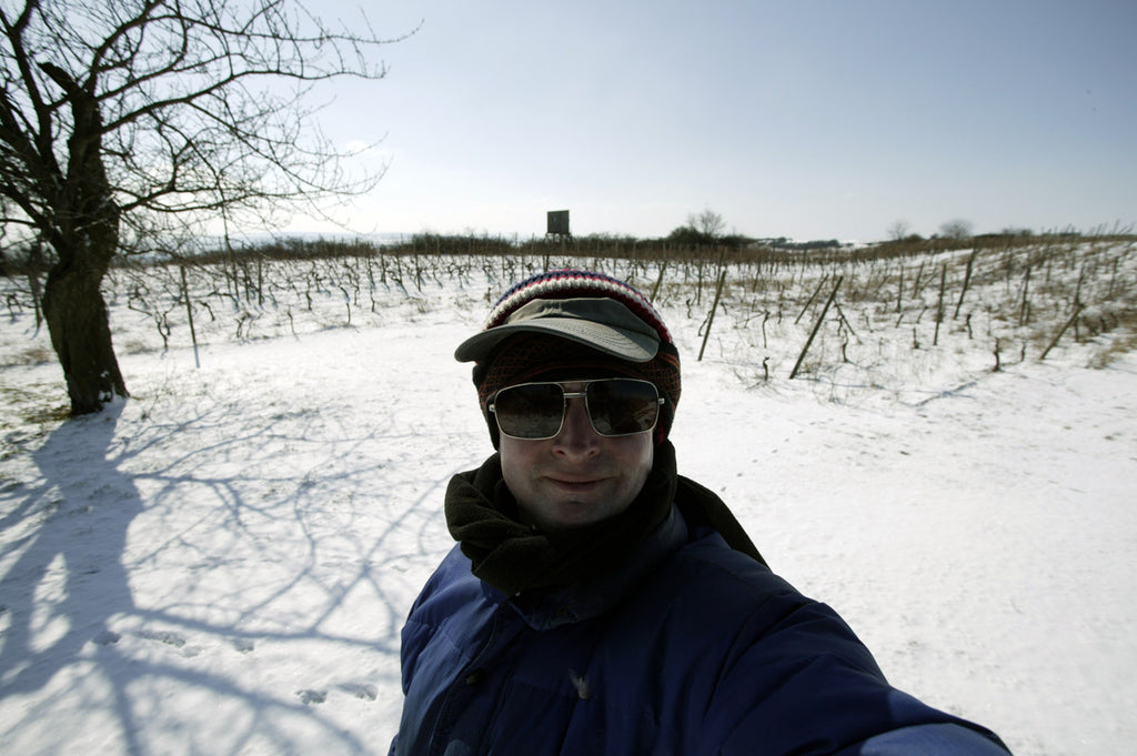 Winzer Andreas Durst im Schnee bedeckten Weinberg in der Pfalz