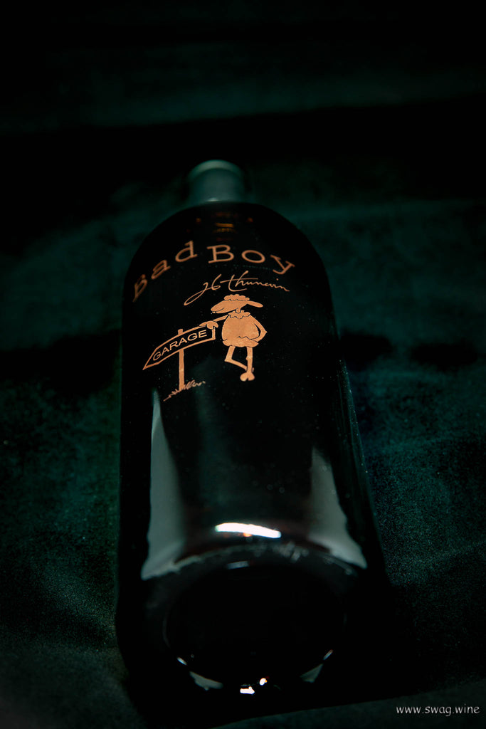 Bad Boy Gold Cote du Roussillon Village AOC aus Grenache Syrah Carignan von Thunevin Flasche auf schwarzem Samt