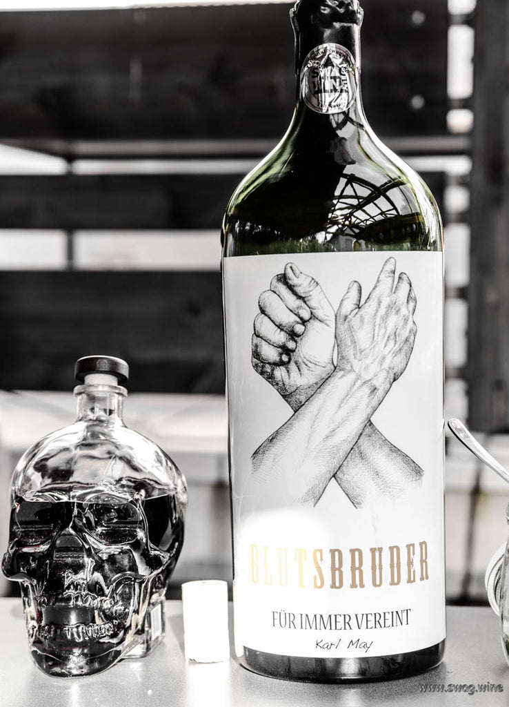 Blutsbruder Rotwein Cuvée von Karl May - Rheinhessen Big Bottle neben Totenkopf-Karaffe  - süffiger fruchtig-würziger und eleganter Rotwein 
