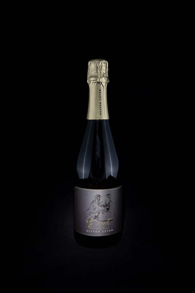 Sekt Brut Sauvignon Blanc von Weingut Oliver Zeter aus der Pfalz - elegante Flasche vor schwarzem Hintergrund