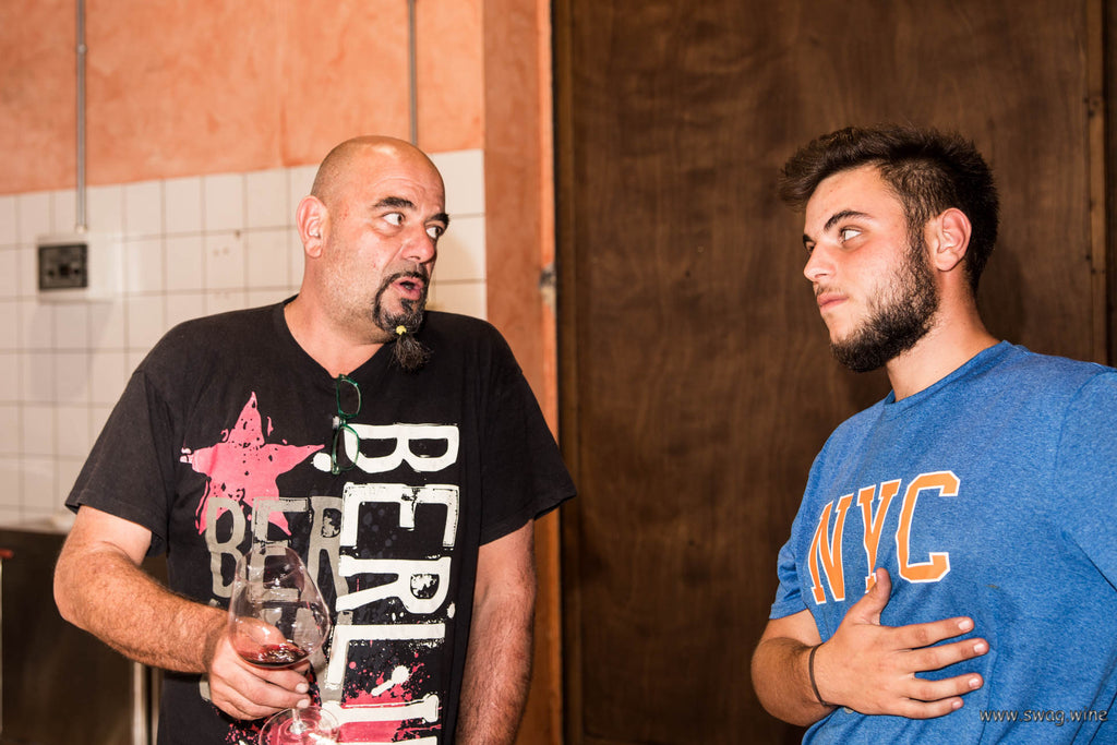 Carlo und Erik Revello e Figli diskutieren im Weinkeller über den aktuellen Jahrgang