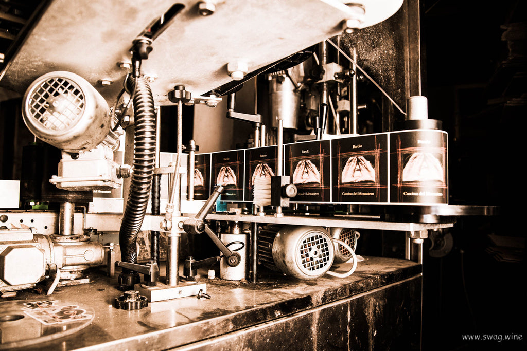 Etikettiermaschine bei der Cascina del Monastero - La Morra - Piemont