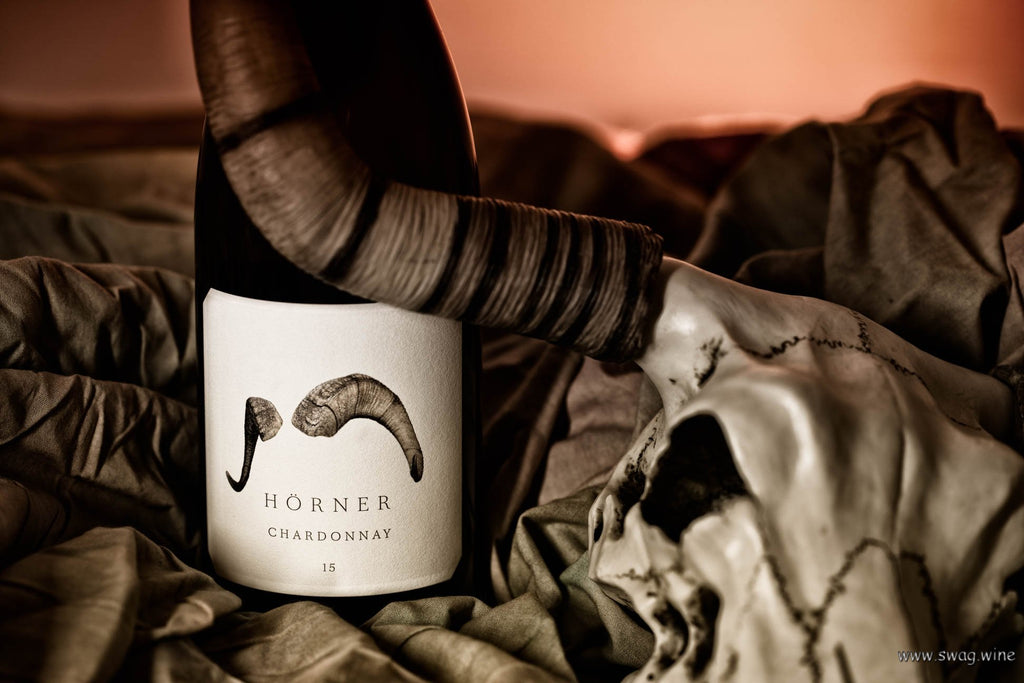 Flasche Chardonnay Widder, Weingut Hörner, Pfalz mit Tierschädel und Horn