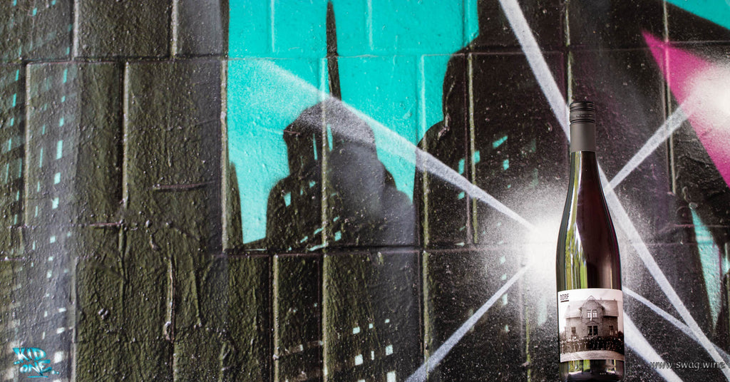 Dorf Spätburgunder Landwein von Andreas Durst Flasche vor einem Graffiti einer Großstadt Skyline