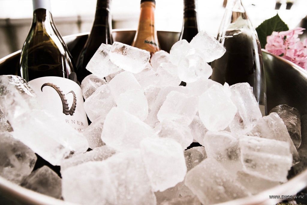 Schale mit Eiswürfeln und Gelber Muskateller von Weingut Hörner eisgekühlt.