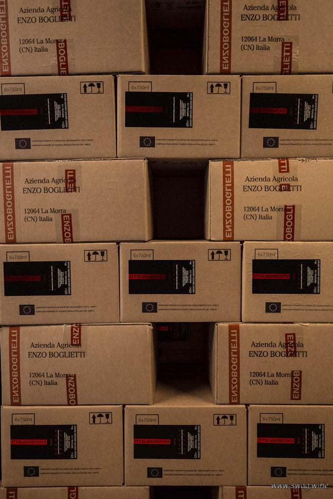 Weinkartons von Enzo Boglietti Barolo Arione gestapelt