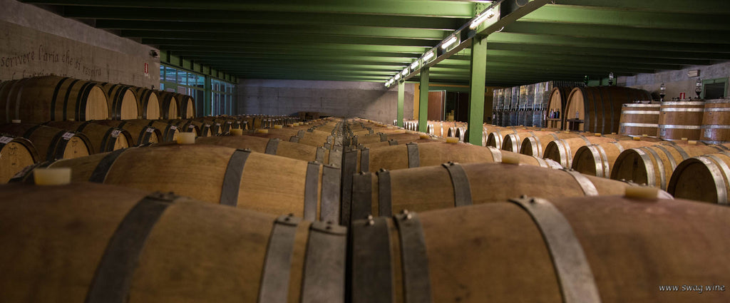 Weinkeller mit Barrique Weinfässern bei Enzo Boglieti - Piemont - Barolo Swagwine