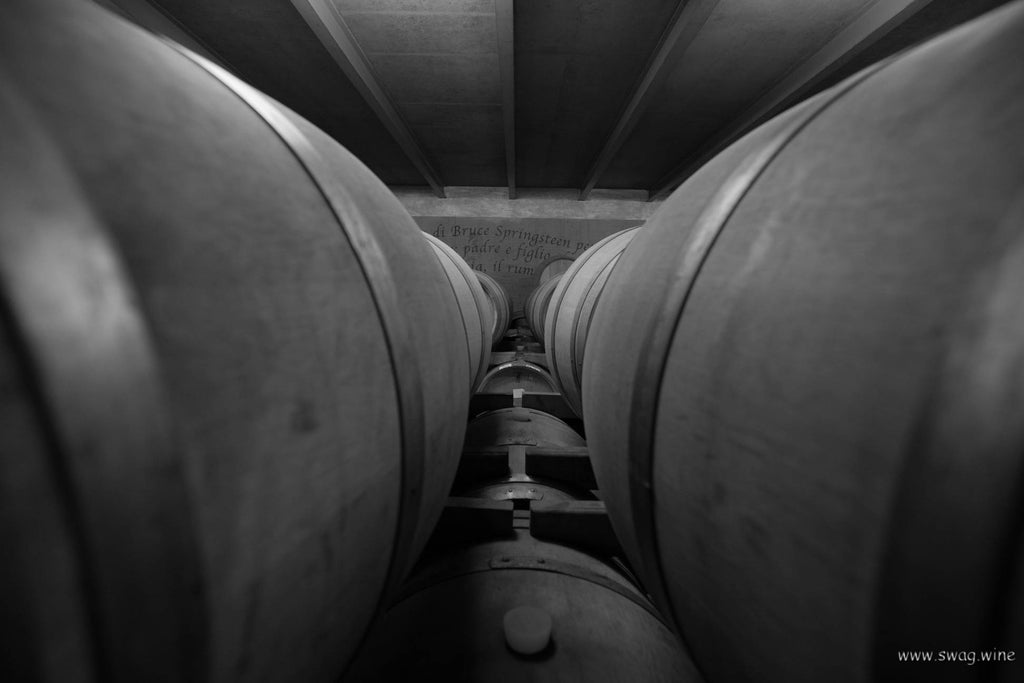 Weinkeller mit vielen Weinfässern bei Enzo Boglieti, La Morra - Piemont 