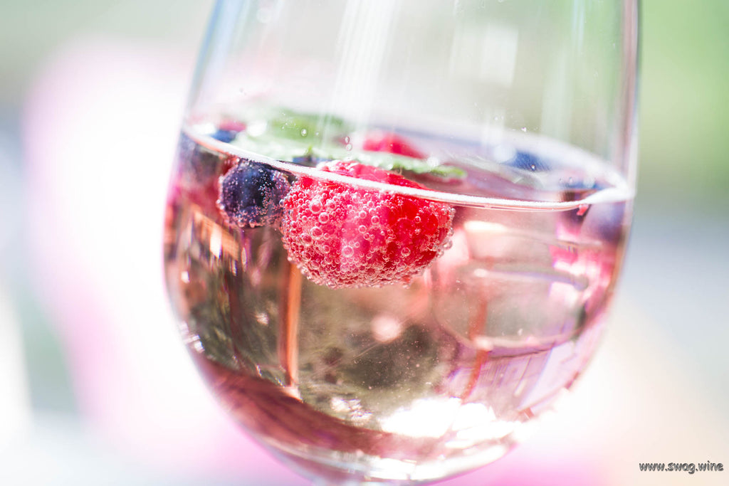 Glas mit Gelber Muskateller von Weingut Hörner, Pfalz und Himbeeren und Heidelbeeren als Cocktail
