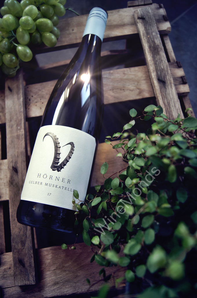 Flasche Gelber Muskateller Steinbock von Weingut Hörner - Hainbachhof - Pfalz auf Holzweinkiste mit Laub.  WineMonds