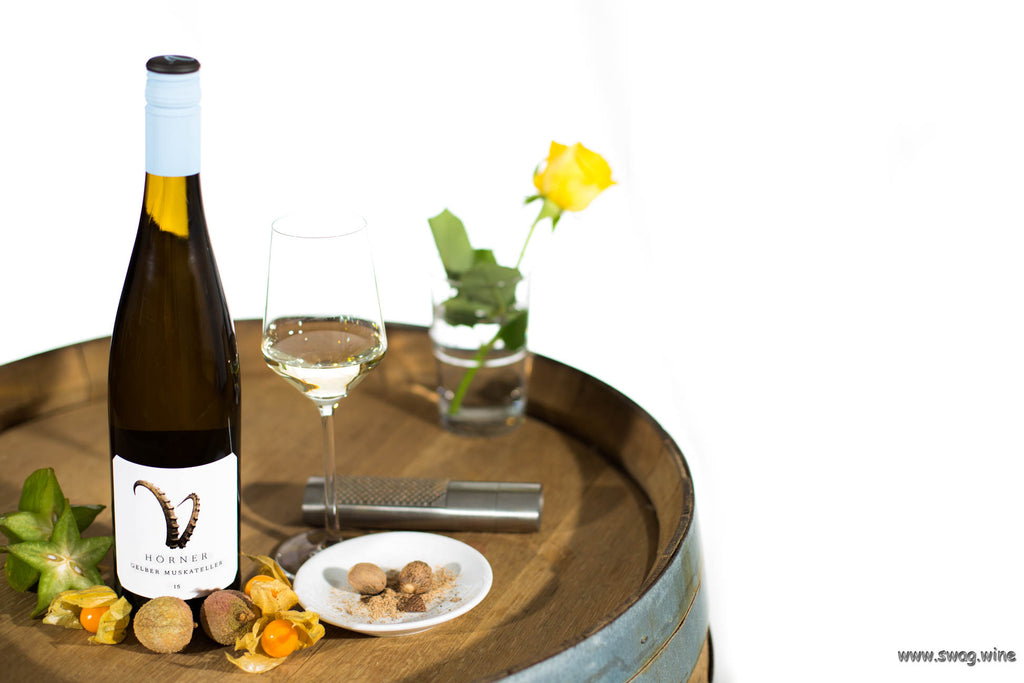 Gelber Muskateller Steinbock von Weingut Hörner - Hainbachhof - Südpfalz im Glas - daneben Litschi, Sternfrucht, Physalis und frische Muskatnuss