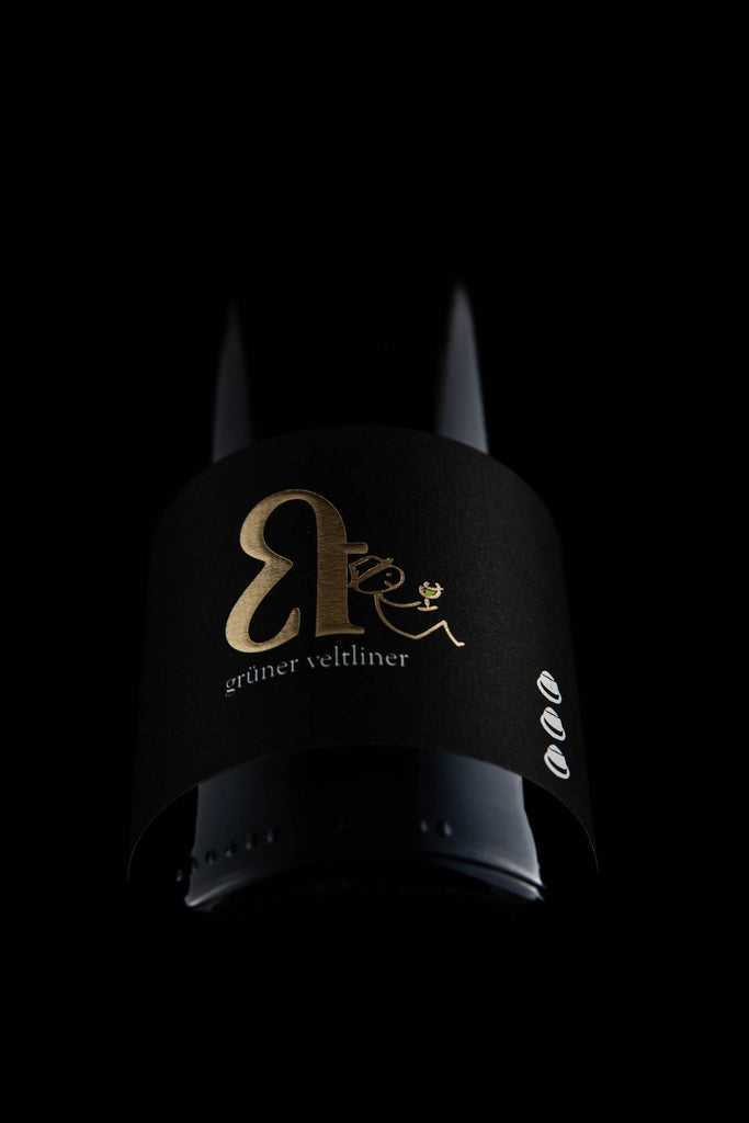 Grüner Veltliner 3 Hut von Lukas Krauß Mann mit Hut aus der Pfalz - elegante Flasche mit Männchen in Gold