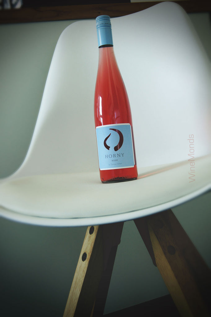 Horny Rosé  – deutscher trockener Roséwein mit Style auf einem modernen Stuhl