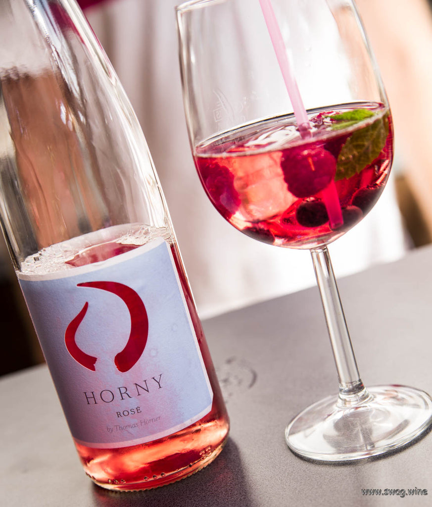 Horny Rosé im Glas als Cocktail mit Himbeeren und Heidelbeeren – fruchtiger Sommerwein
