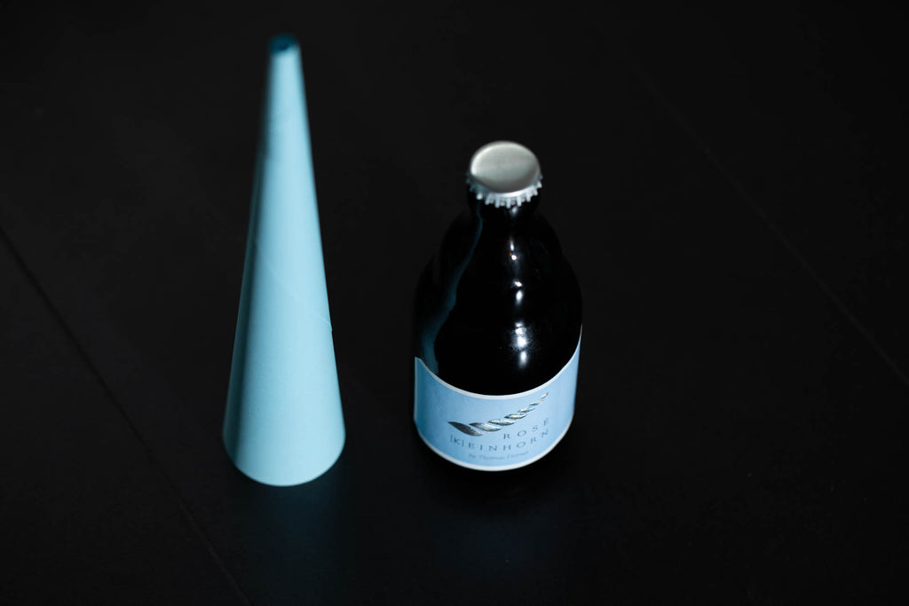 (K)Einhorn alkoholfreier Traubensaft mit Kohlensäure Flasche mit hellblauem Papier