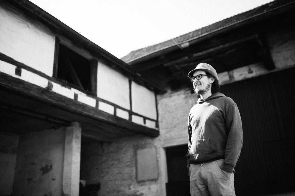 Winzer Lukas Krauß - Mann mit Hut aus der Pfalz steht im Weingut